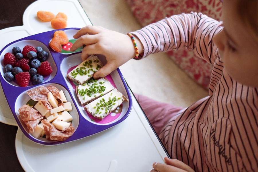 Zdravi prigrizki in kako otroke pripraviti do tega, da jih pojedo