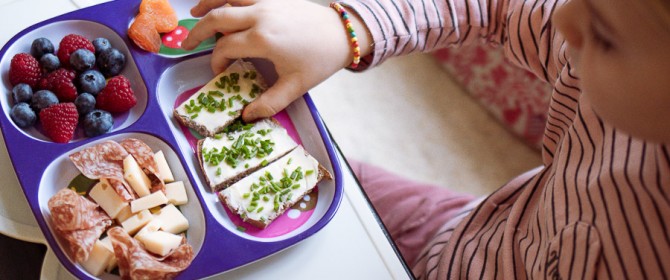 Zdravi prigrizki in kako otroke pripraviti do tega, da jih pojedo