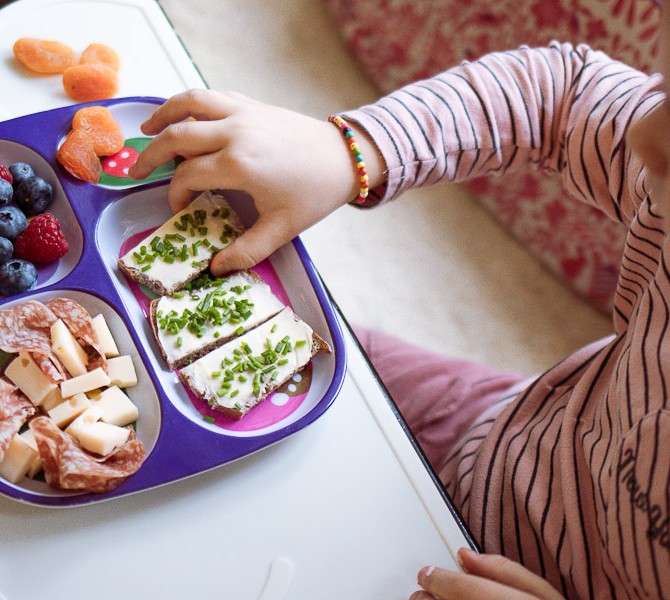 Zdravi prigrizki in kako otroke pripraviti do tega, da jih pojedo